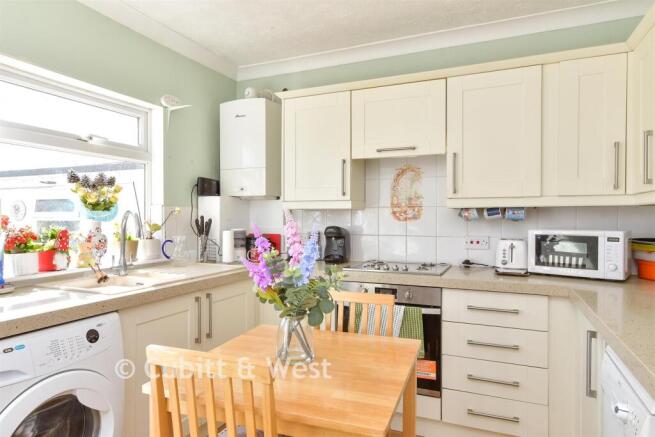 2 bed property, in Ladies Mile Road, £370,000