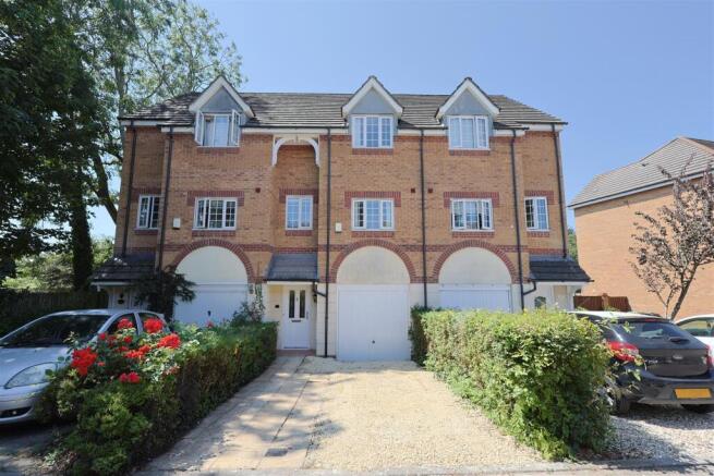 3 bed property, in Cave Close, £450,000