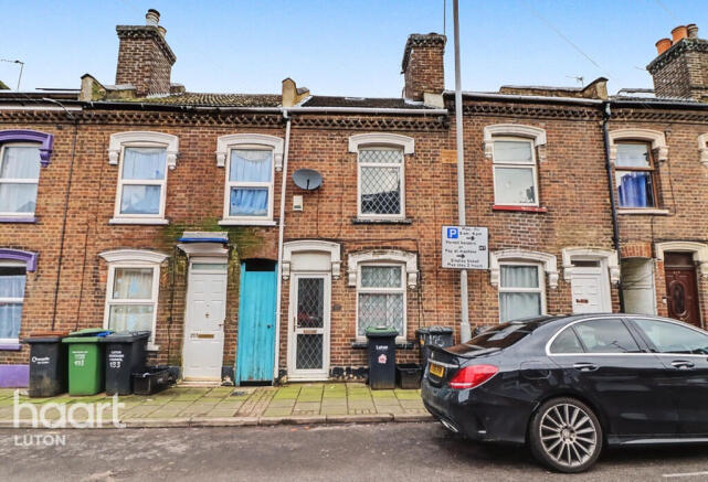 2 bed property, in North Street, £270,000