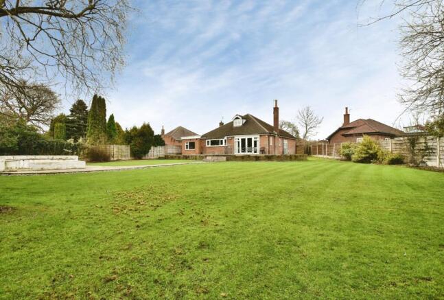 4 bed property, in Glandon Drive, £825,000