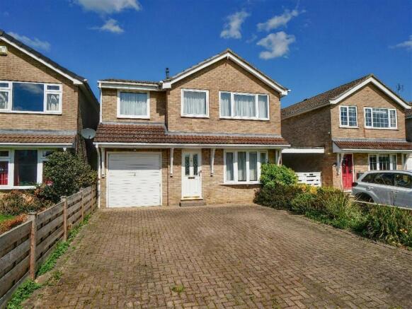 4 bed property, in Oak Tree Lane, £375,000