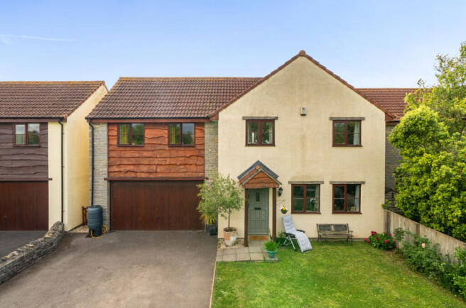 4 bed property, in Walnut Lane, £400,000