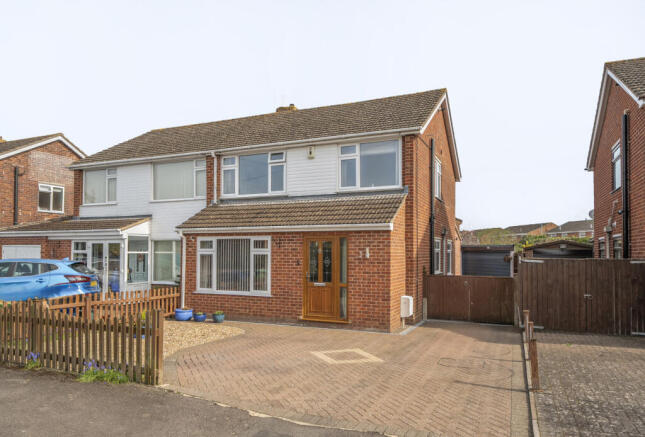 3 bed property, in Rosefield Crescent, £385,000