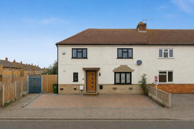3 bed property, in Middletune Avenue, £260,000