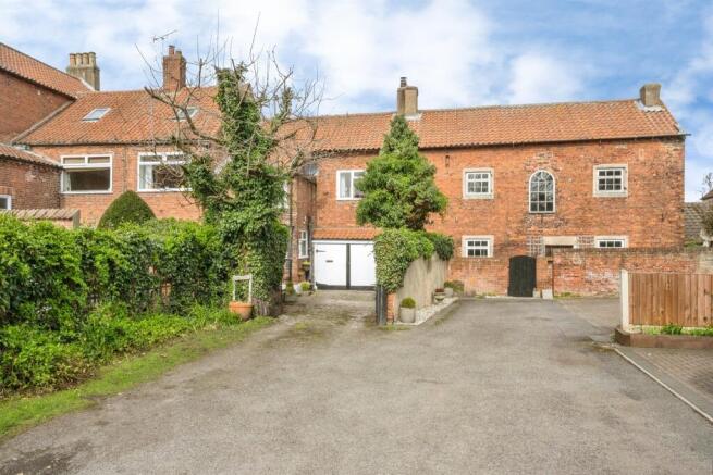 4 bed property, in Crossland Gardens, £530,000