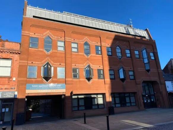 1 bed property, in Stone Cross House, £94,900