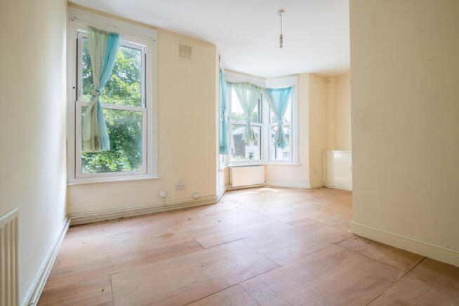 1 bed property, in York Grove, £300,000