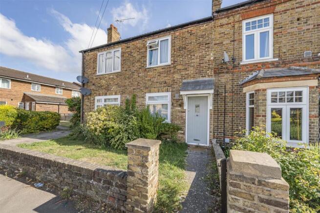 2 bed property, in Horton Road, £300,000