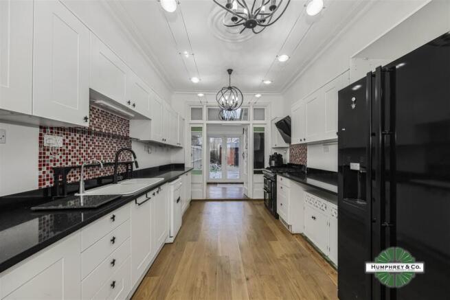 1 bed property, in Essex Road, £370,000