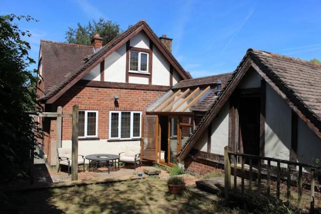 4 bed property, in Manor Road, £275,000