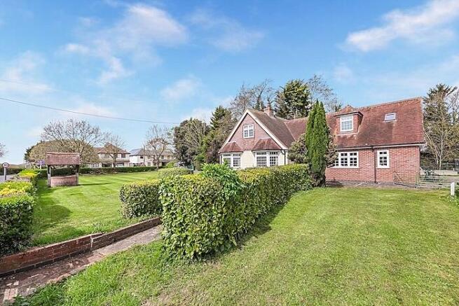 4 bed property, in Fyfield Road, £799,950