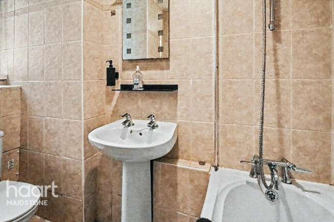 2 bed property, in Sandling Lane, £110,000