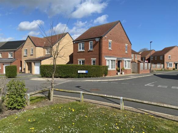 4 bed property, in Meadowfields, £340,000
