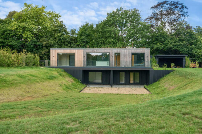 3 bed property, in Park Lane, £900,000