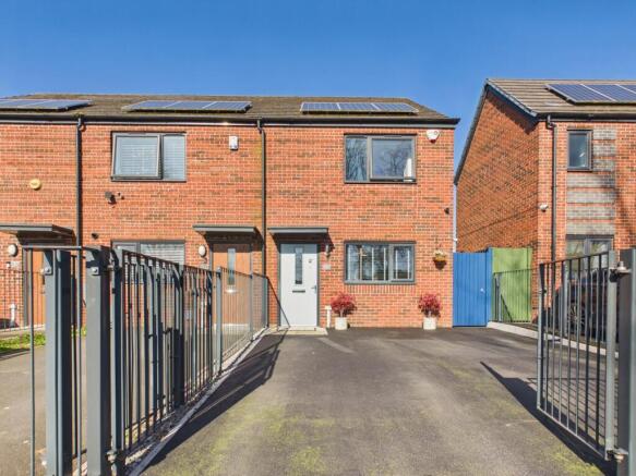 2 bed property, in Wenlock Way, £250,000