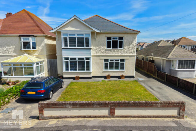 4 bed property, in Hengistbury Road, £900,000