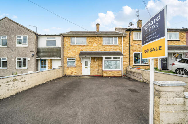 3 bed property, in Fareham Close, £200,000