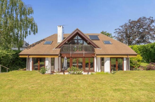 5 bed property, in Fernlea Gardens, £850,000