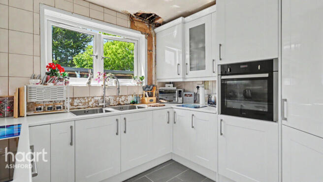 2 bed property, in Repton Manor Road, £260,000
