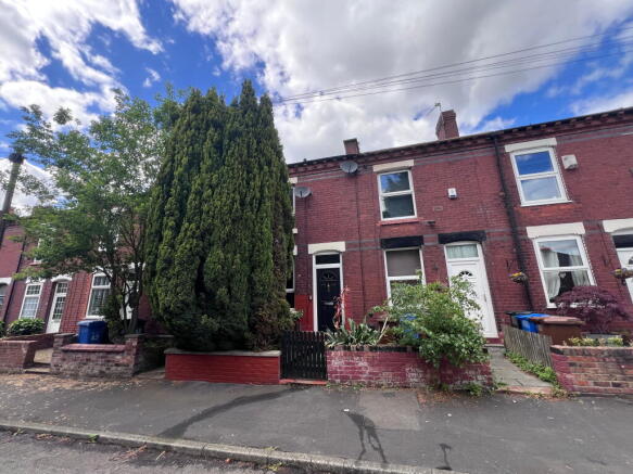 2 bed property, in Basil Street, £190,000