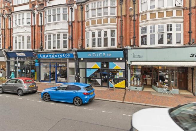 2 bed property, in Grove Road, £170,000