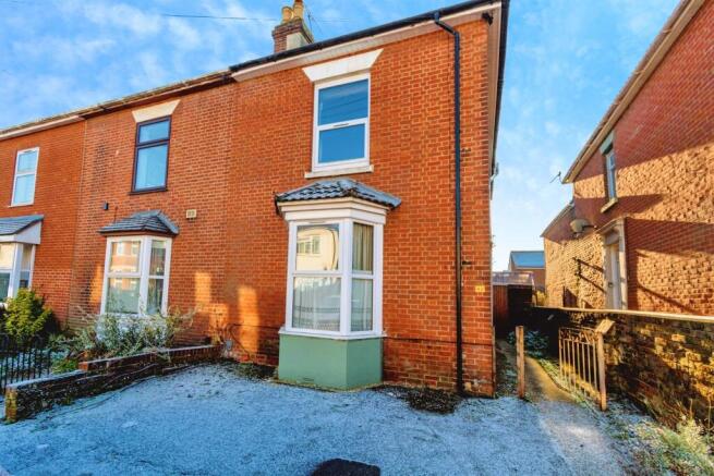 4 bed property, in Avenue Road, £295,000