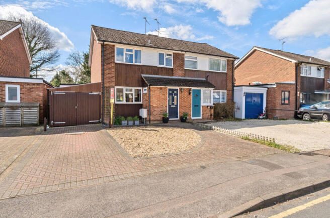 3 bed property, in Frimley Grove Gardens, £500,000