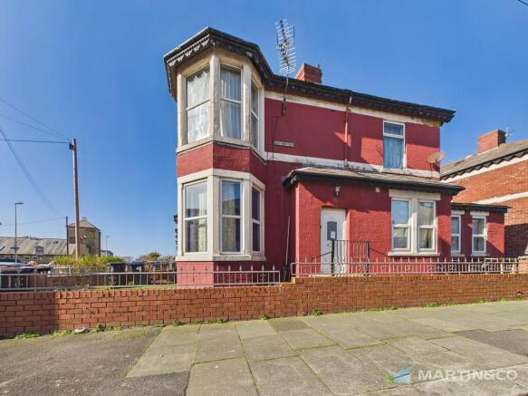 2 bed property, in Carshalton Road, £75,000