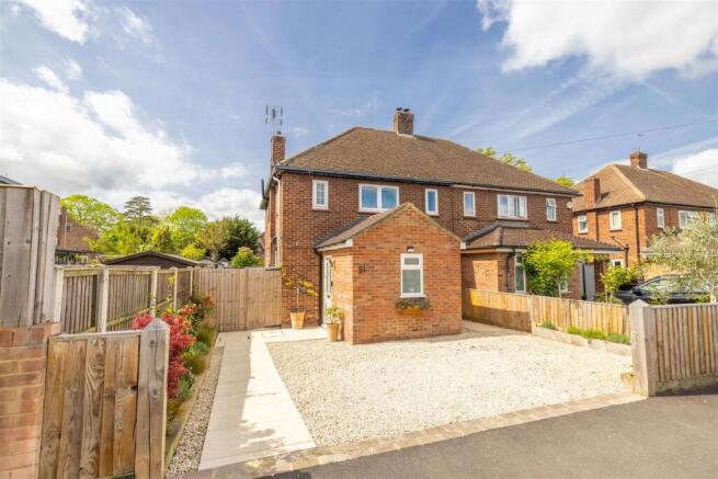 3 bed property, in Upcroft, £595,000