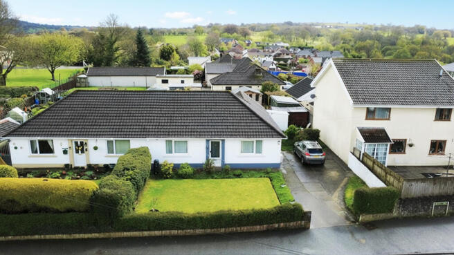 2 bed property, in Bryn Lane, £270,000