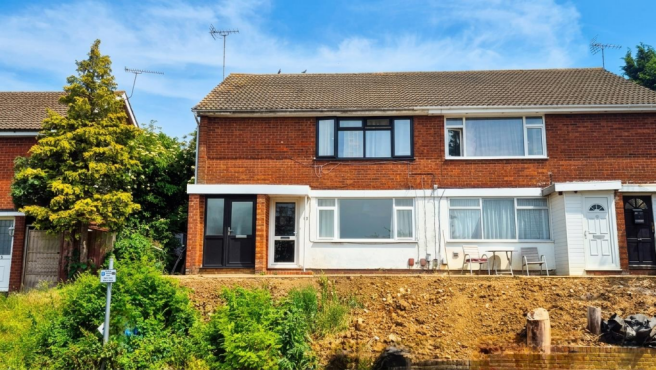 2 bed property, in Porlock Drive, £95,000