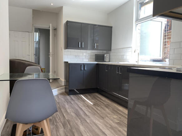 5 bed property, in Marton Road, £170,000