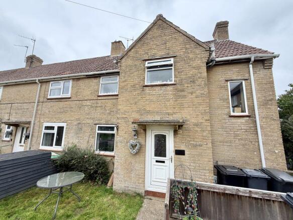 3 bed property, in Minchingtons Close, £240,000