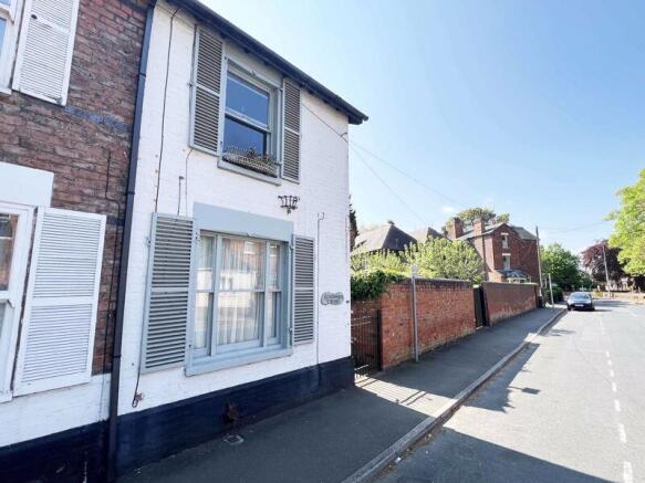 2 bed property, in Brighowgate, £95,000