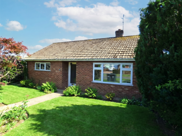 2 bed property, in Oakfield Road, £260,000