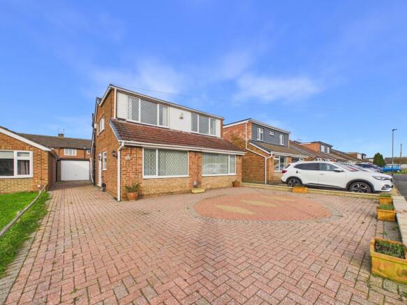 3 bed property, in Stewart Close, £290,000