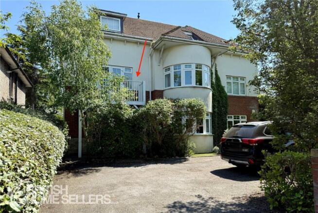 2 bed property, in Queens Park South Drive, £215,000
