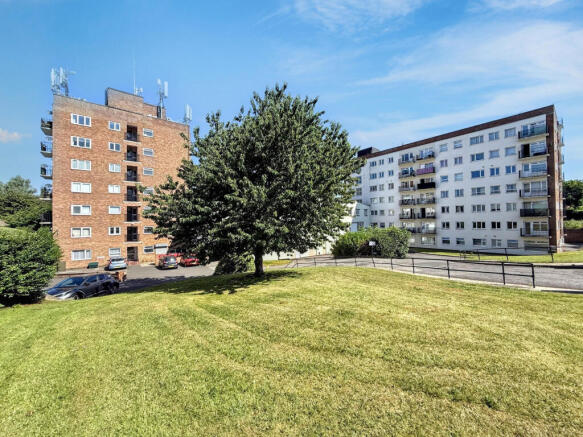 2 bed property, in Claymond Court, £34,000