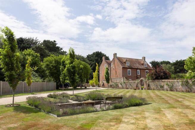 6 bed property, in Earnley, £1,499,950