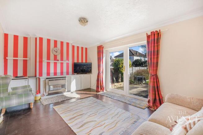 2 bed property, in Derwent Way, £290,000