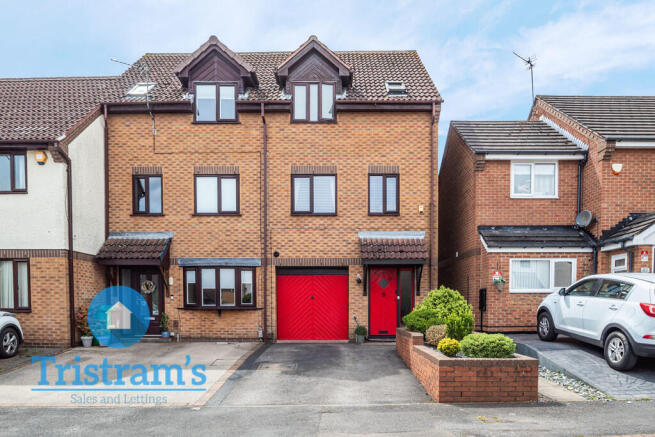 3 bed property, in Clough Court, £275,000