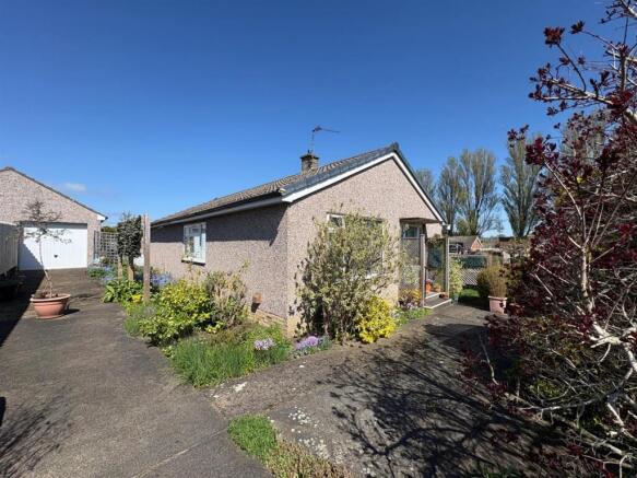 2 bed property, in 2 Sladeburn Drive, £285,000