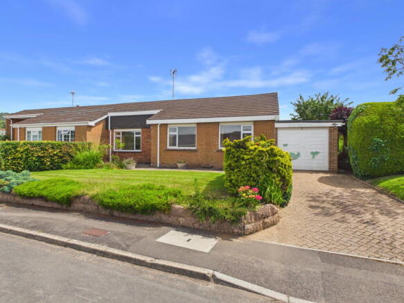 2 bed property, in Harcombe Fields, £385,000
