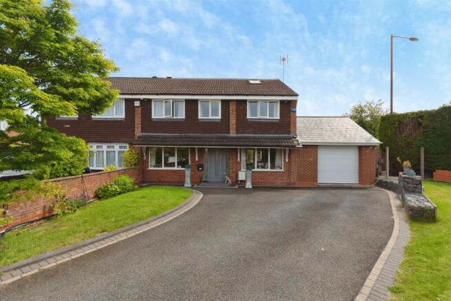 4 bed property, in Regency Gardens, £475,000