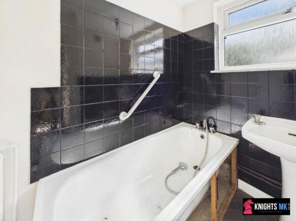 2 bed property, in Greenfield Road, £230,000