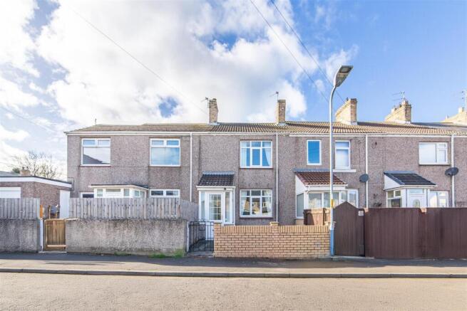 2 bed property, in Queen Street, £75,000