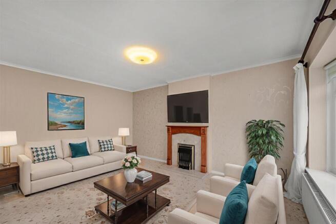 3 bed property, in Walton Close, £290,000