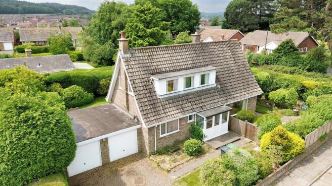4 bed property, in Abbey Close, £450,000