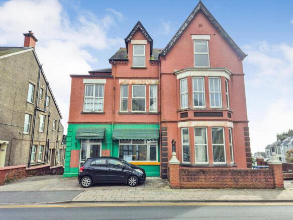 8 bed property, in High Street, £240,000
