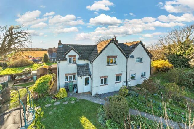 3 bed property, in Reading Road, £365,000